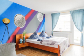 - Stellar Haven Deluxe with Cosmic Design - 3-Room Space-Themed Apartment 75sqm - Central Location - City View Balcony - Completely Renovated 2024 with TV & Netflix - Full Kitchen - Free Parking - Nea